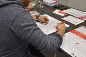 Mężczyzna wypełniający formularz