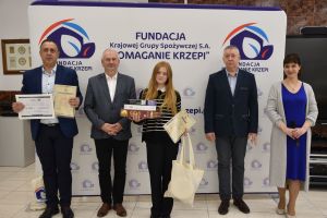 Laureatka konkursu wiedzy wraz z komisją