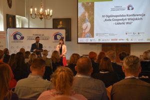 Uczetnicy konferencji na zdjęciu grupowym (3)