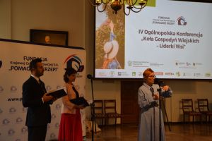 Uczetnicy konferencji na zdjęciu grupowym (4)