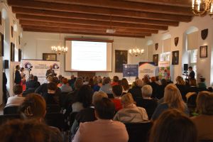 Uczetnicy konferencji na zdjęciu grupowym (5)