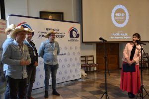 Uczetnicy konferencji na zdjęciu grupowym (7)