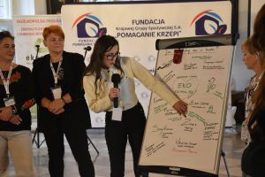 Uczetnicy konferencji na zdjęciu grupowym (10)