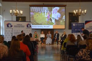 Uczetnicy konferencji na zdjęciu grupowym (12)