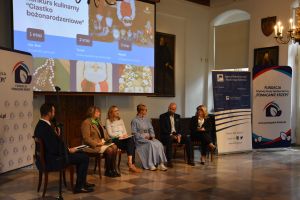 Uczetnicy konferencji na zdjęciu grupowym (13)