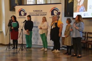 Uczetnicy konferencji na zdjęciu grupowym (14)