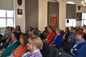 Uczetnicy konferencji na zdjęciu grupowym (15)