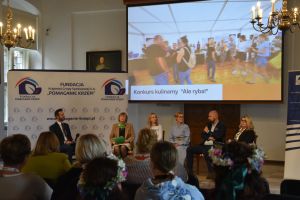 Uczetnicy konferencji na zdjęciu grupowym (16)
