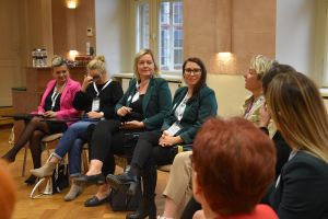 Uczetnicy konferencji na zdjęciu grupowym (17)