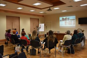 Uczetnicy konferencji na zdjęciu grupowym (18)