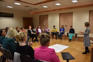Uczetnicy konferencji na zdjęciu grupowym (19)
