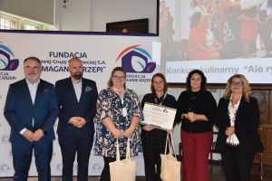 Uczetnicy konferencji na zdjęciu grupowym (20)