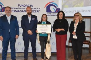 Uczetnicy konferencji na zdjęciu grupowym (22)