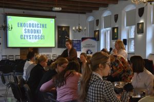 Uczetnicy konferencji na zdjęciu grupowym (25)