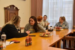 Uczetnicy konferencji na zdjęciu grupowym (32)