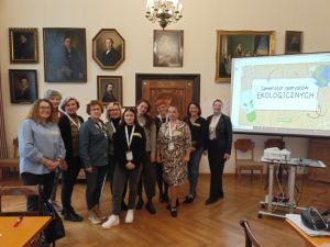 Uczetnicy konferencji na zdjęciu grupowym (34)