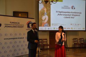 Uczetnicy konferencji na zdjęciu grupowym (2)