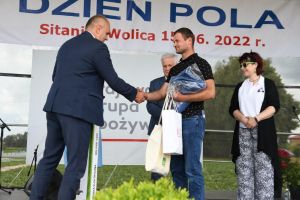 Gratulacje Pezesa dla zwycizcy 2 nagrody