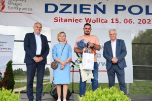 Zdjcie na scenie ze zwycizc 4 nagrody