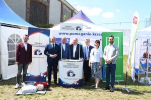 Zdjcie grupowe przy namiocie Fundacji