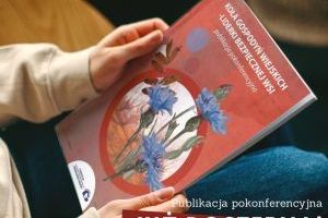 Ręce trzymające publikację pokonferencyjną