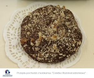 KGW Stary Jarużyn, okrągłe ciastko posypane orzechami