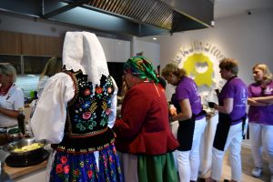 uczestniczki w strohjach regionalnych