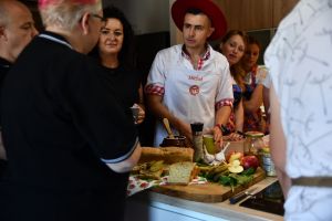 jury rozmawia z uczestnikami