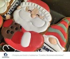 KGW w Komorowie piernik w kształcie Mikołaja oblany lukrem leży na innych piernikach