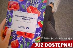 ręce trzymające publikację pokonferencyjną
