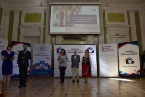 osoby wręczające granty-min