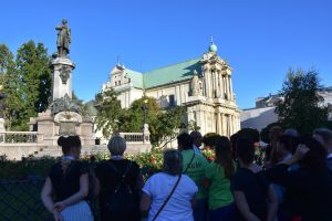 grupa pod pomnikiem-min