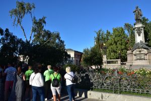 grupa zwiedzająca miasto-min