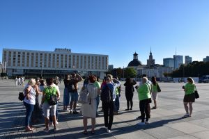 grupa zwiedzająca-min