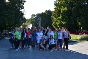 zdjęcie grupowe podczas zwiedzania-min