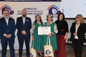 Uczetnicy konferencji na zdjęciu grupowym (24)