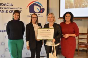 Uczetnicy konferencji na zdjęciu grupowym (33)