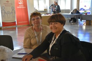 Uczetnicy konferencji na zdjęciu grupowym (1)