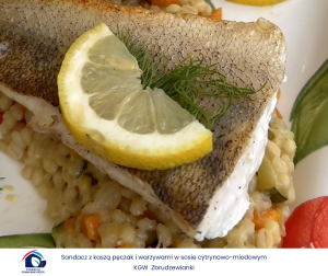 Sandacz z kaszą pęczak i warzywami w sosie cytrynowo-miodowym