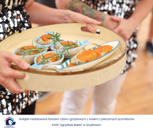 Gołąbki nadziewane farszem rybno-grzybowym z sosem z pieczonych zielonych pomidorów