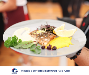 Sandacz pieczony na sianie z sosem holenderskim, purée i sałatką z botwinki i czarnej porzeczki
