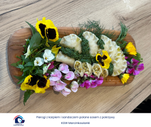 Pierogi z karpiem i sandaczem polane sosem z pokrzywy