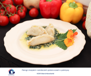 Pierogi z karpiem i sandaczem polane sosem z pokrzywy