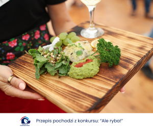 Grillowany sandacz w sosie maślano-limonkowym, z puree z zielonego groszku i sałatką