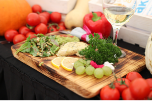 Grillowany sandacz w sosie maślano-limonkowym, z puree z zielonego groszku i sałatką