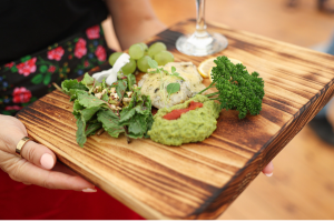 Grillowany sandacz w sosie maślano-limonkowym, z puree z zielonego groszku i sałatką