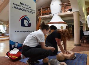 pracownica fundacji szkoli z pierwszej pomocy kobietę