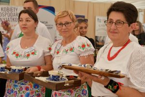 trzy kobiety patrzą w obiektyw