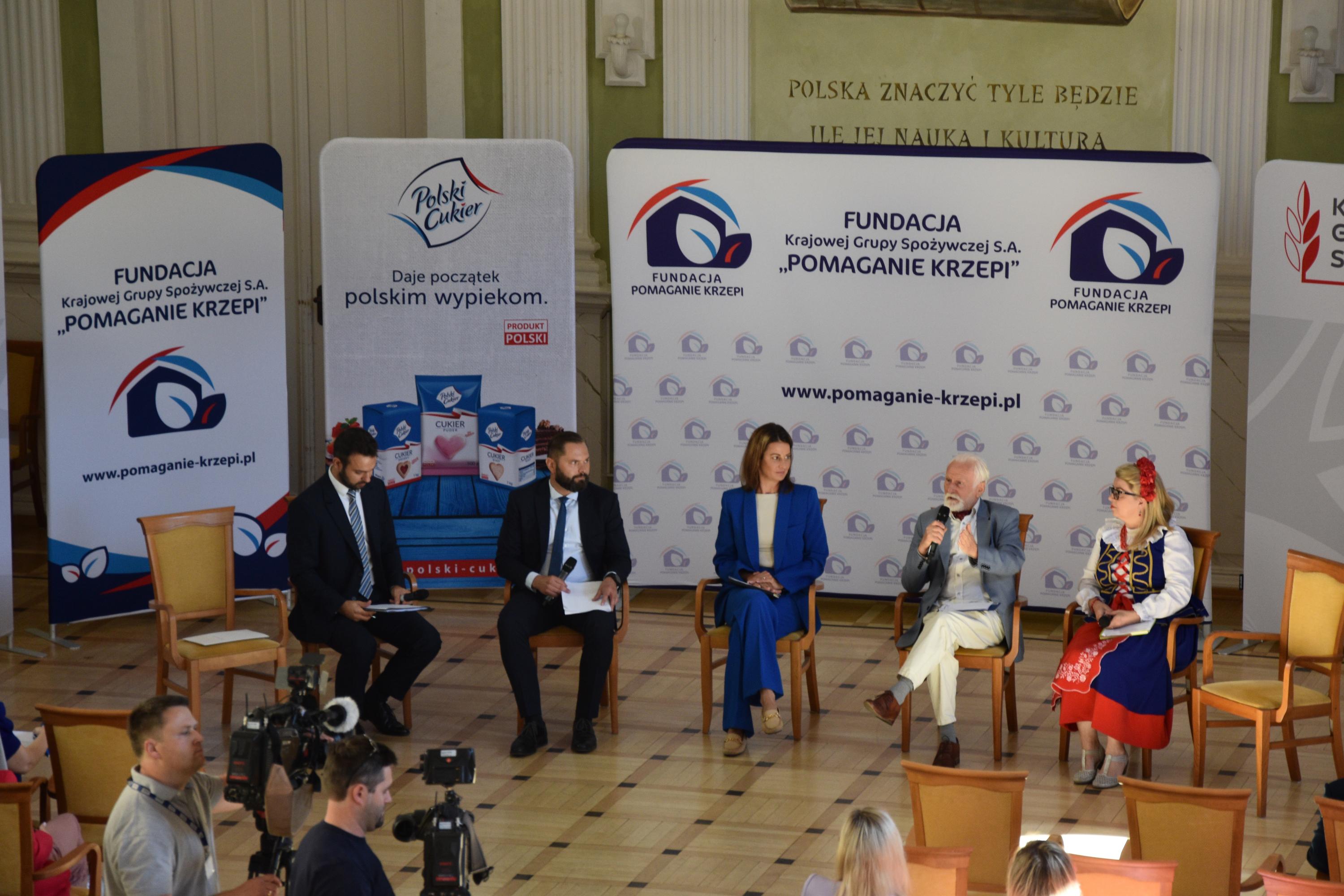 Osoby dyskutujące na konferencji.