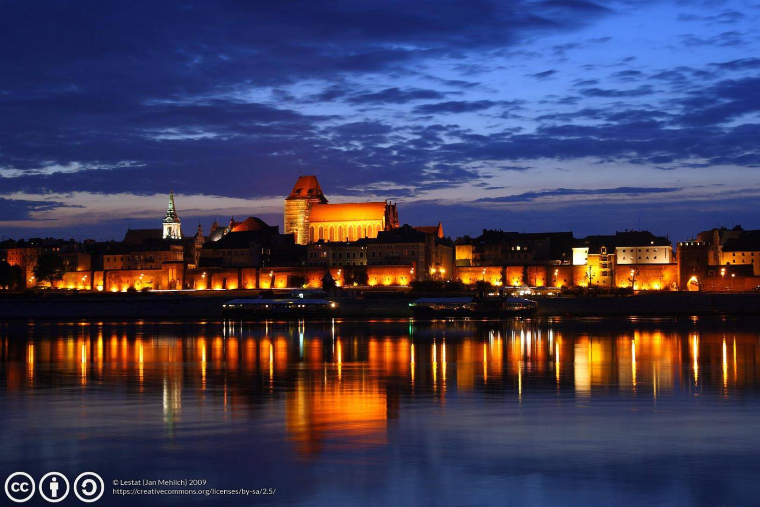 Panorama Torunia nocą